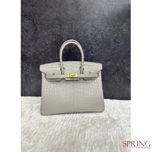 HERMES СУМКА BIRKIN 25, ФУРНИТУРА ЗОЛОТО, МАТОВЫЙ ФИНИШ, КОТОРЫЙ ДЕЛАЕТ ВИД СУМКИ БОЛЕЕ СТРОГИМ И КЛАССИЧЕСКИМ КОЖА КРОКОДИЛА ОБИТАВШЕГО В ВОДАХ РЕКИ НИЛ